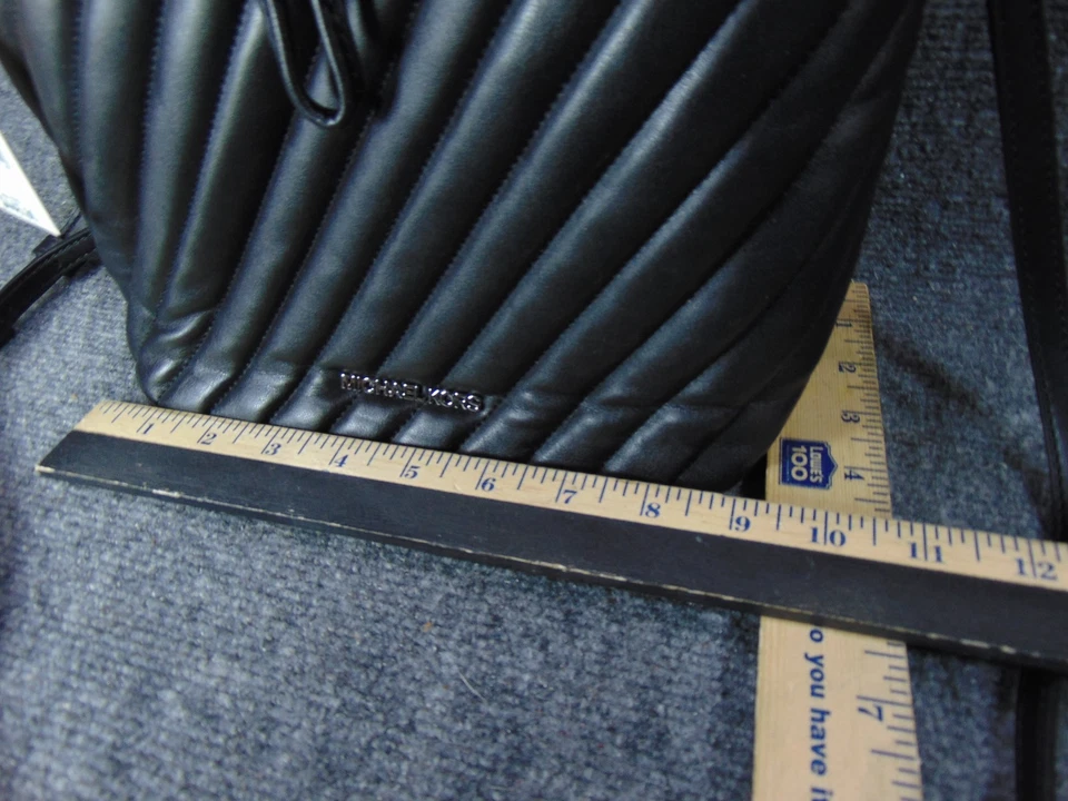 Bolso Michael Kors Suri mediano para mujer negro acolchado imitación cuero cartera Foto 4 de 4