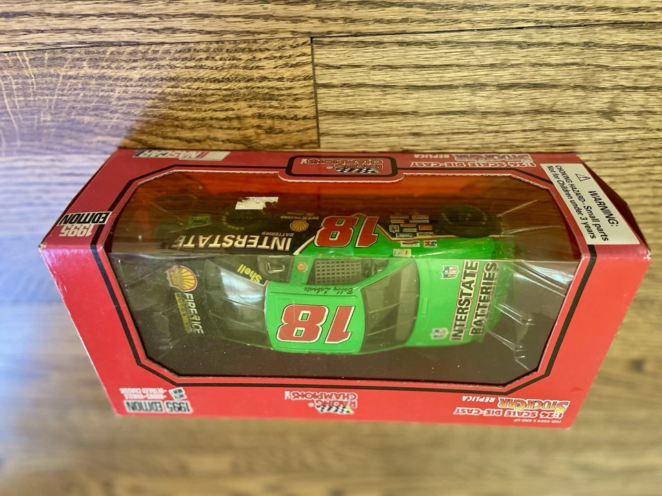 Réplica de coche fundido a presión escala 1/24 1995 edición R Champions Bobbi, Labonte 18. Foto 3 de 3