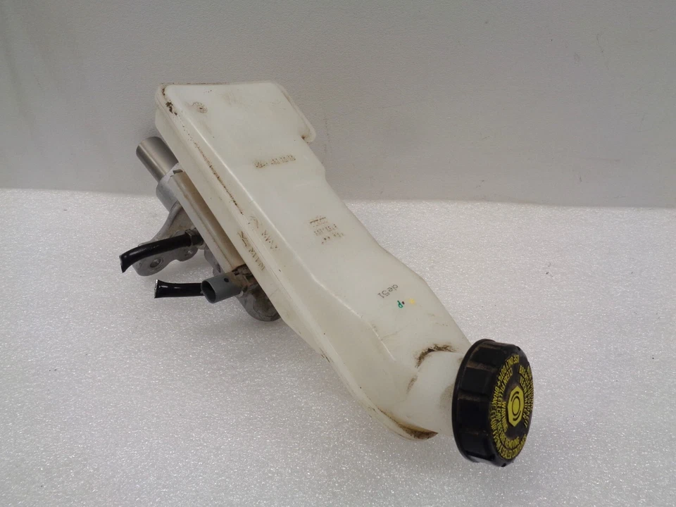 Главный тормозной цилиндр 2015-2020 Mercedes GLA250 X156 с резервуаром от оригинального производителя AK231252 - Изображение 2 из 4