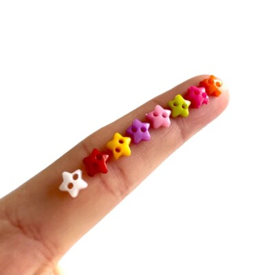 Kleine Kunststoff Stern Knöpfe 6 mm Nähen basteln Puppenkleidung bunt zwei Loch