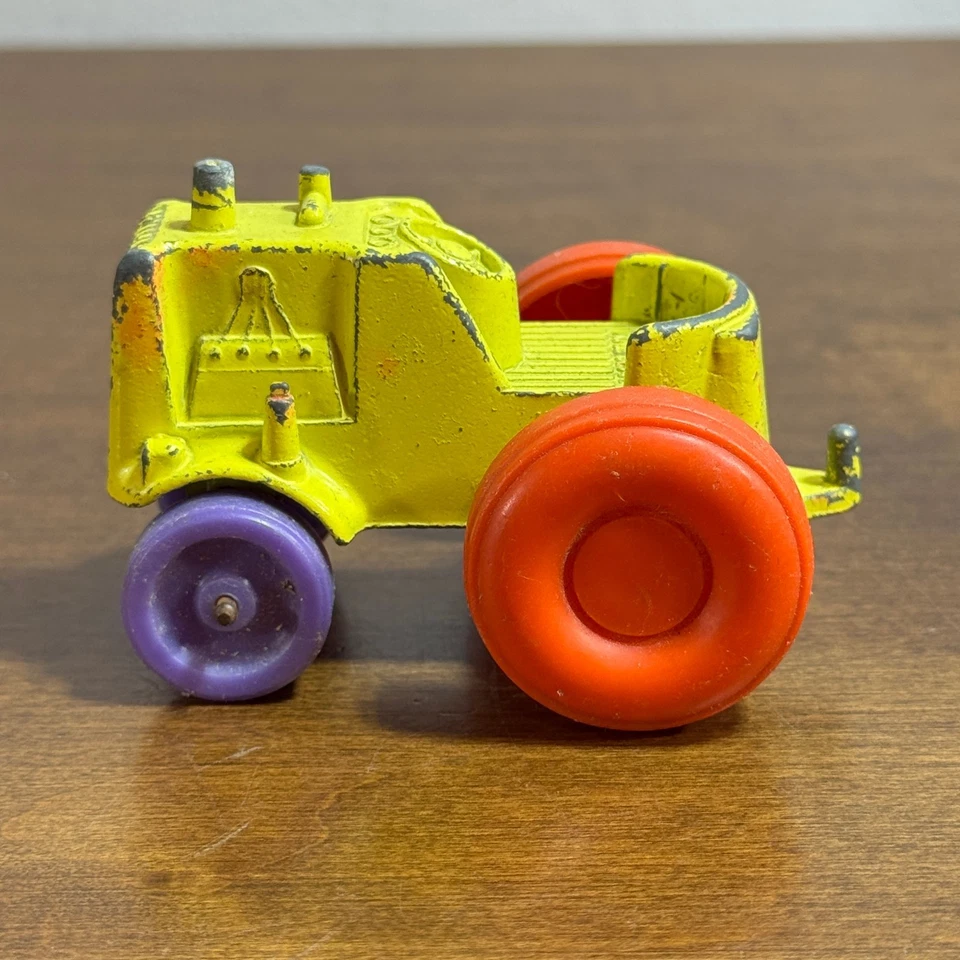 Tractor Tootsie Toy amarillo fundido a presión de colección con ruedas de plástico neumáticos 1967 EE. UU. Foto 3 de 4