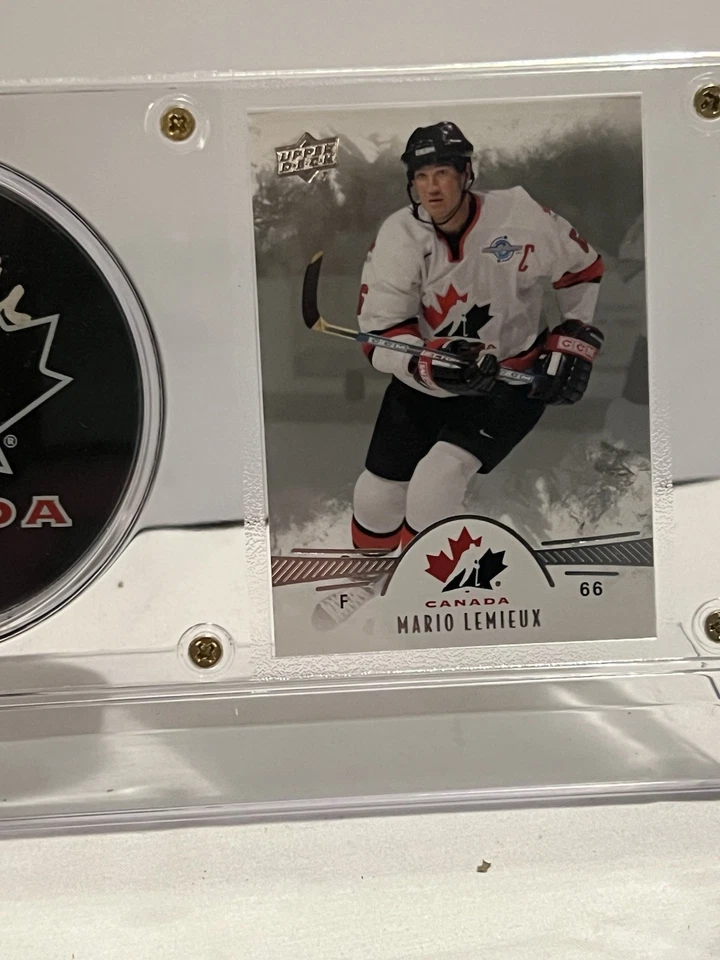 Disco autografiado del equipo olímpico Mario Lemieux Canadá con certificado de autenticidad JSA y exhibición Foto 3 de 4