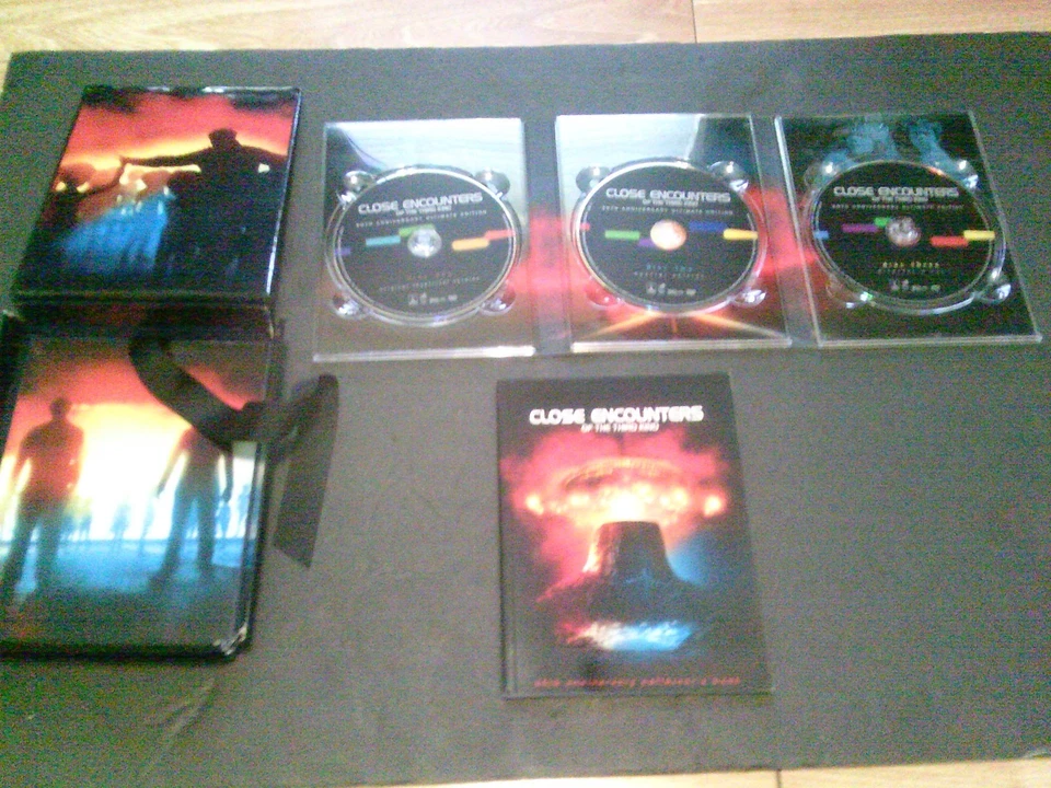 Close Encounters of the Third Kind Anniversary Ultimate Edition DVD Box Set & CD - Image 2 of 4