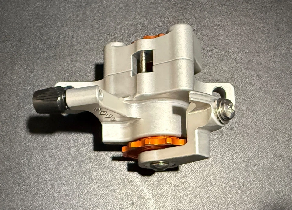 Freno de disco Paul Klamper, montaje en poste, tracción corta, plateado con ajustador naranja Foto 2 de 4