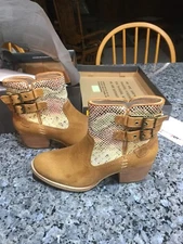 Womens Caterpillar Boots. Willa Canvas. Size 8 New In Box.