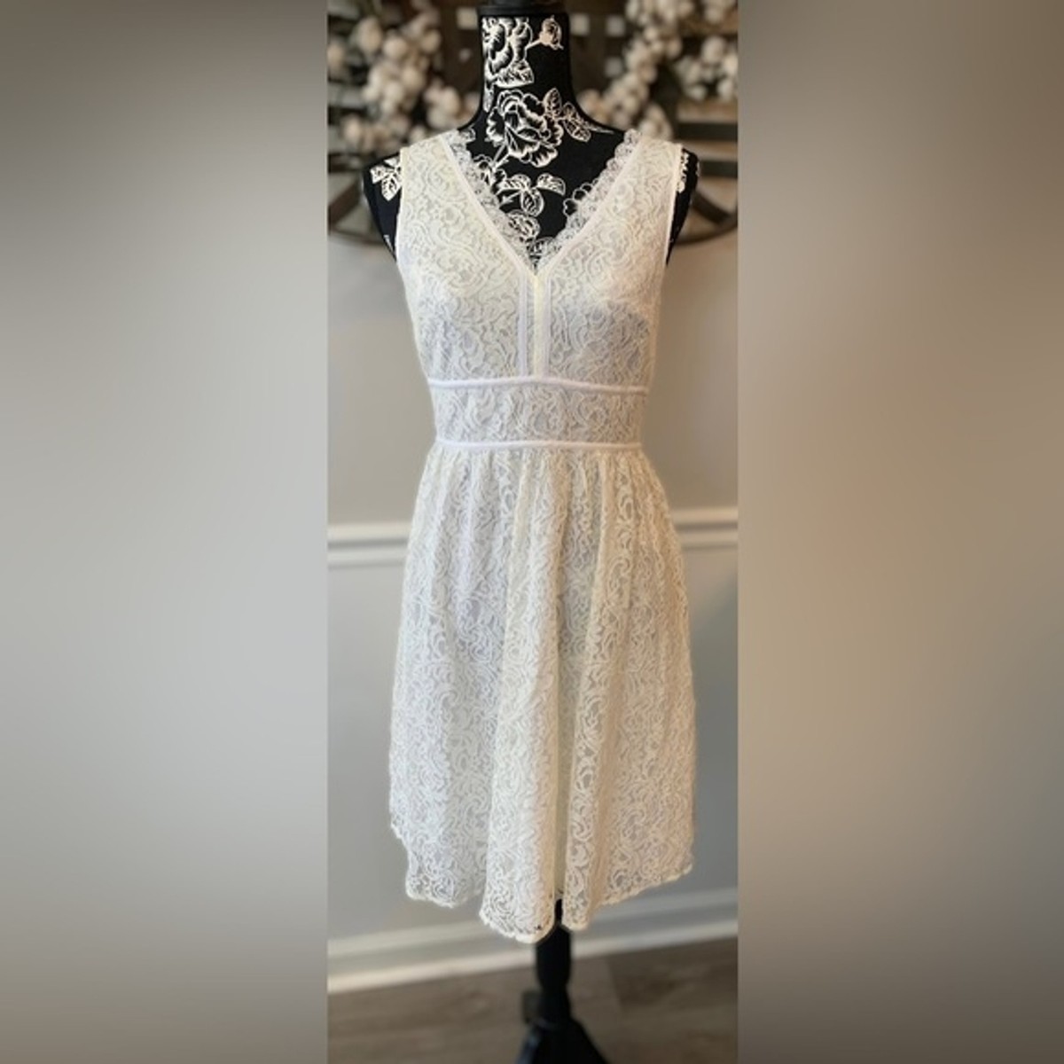 Nicole by Nicole Miller womens dress off white lace knee length size 4 v  neck