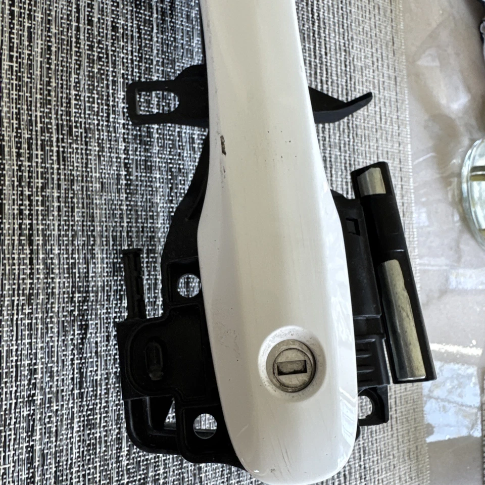 13-19 SUBARU BRZ MONTAJE DELANTERO IZQUIERDO MANIJA PUERTA CONDUCTOR BLANCO MANIJA EXTERIOR  Foto 2 de 4