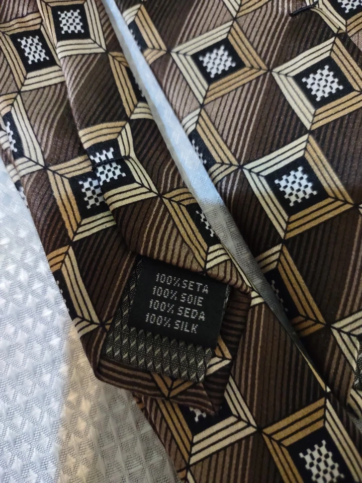 Corbata para hombre KILBURNE & FINCH GRANDE Y ALTA seda marrón/dorado cuadrados 71" X 3 7/8" usada en excelente estado Foto 4 de 4