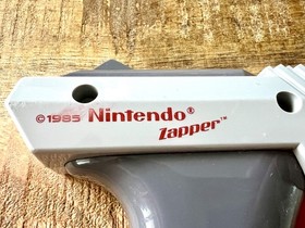 1985 Nintendo Zapper Gray Gun NES Duck Hunt video game controller NES-005 RARE
