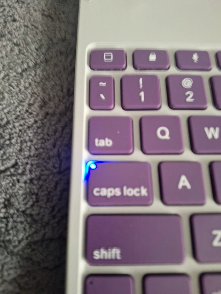 Funda tipo folio ZAGG ID6ZFNPU0, con bisagras con teclado Bluetooth para iPad Air 2 púrpura Foto 2 de 4