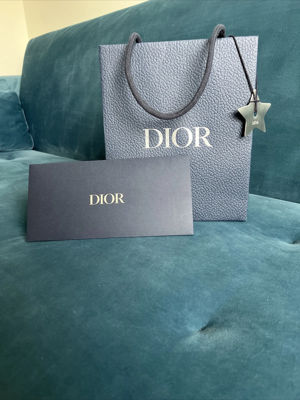 Sac cadeau Dior avec étoile et enveloppe