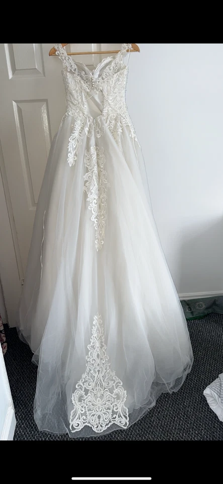 This dress is a breathtaking princess-style ballgown with a romantic and timeles - Image 2 of 4