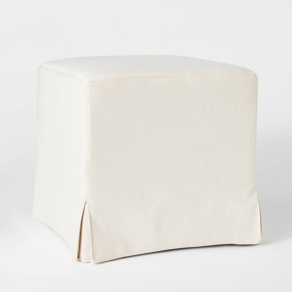 Порог спроектированный с использованием чехла Studio McGee для оттоманки в квадратной спальне кремового цвета 9190₽