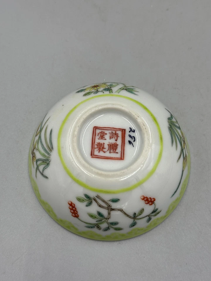Copo de porcelana antigo início do século XX chinês quatro estações flores 2 3/4"" - Imagem 2 de 4