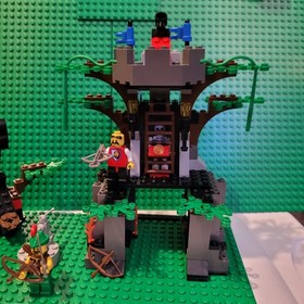 LEGO Hemlock Stronghold 6046 w cas285 + 3 Minifigs Incomplete see Pics & Desc