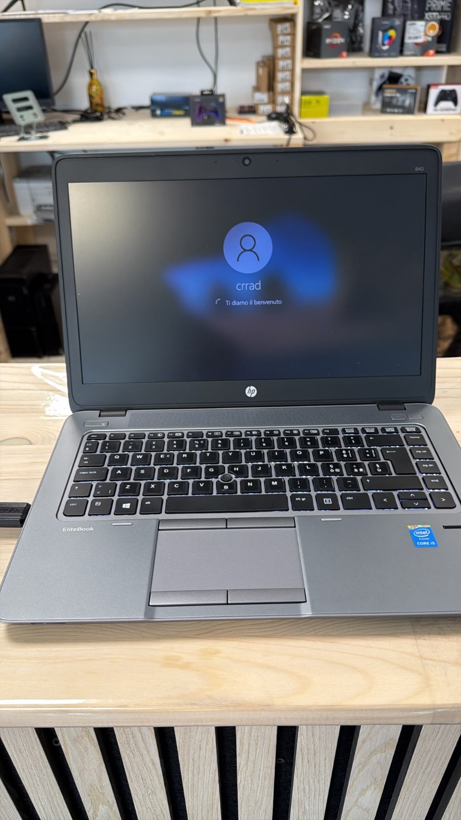 HP EliteBook 840 G2 14” – Intel i5, 8GB RAM, SSD 500GB, batteria 100%