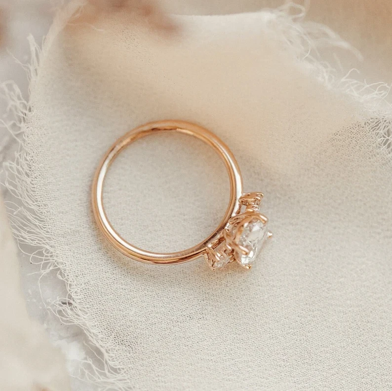 Precioso anillo solitario enchapado en oro amarillo de 14 k con diamantes simulados de corte ovalado de 2,30 quilates Foto 4 de 4