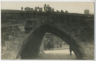 Religiöse Zeremonie auf mittelalterlicher Brücke Echtfoto Sozialgeschichte Postkarte G4