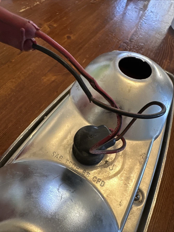 Ford Fairlane 1966 tamaño completo Galaxy luz trasera carcasa y lente Foto 3 de 4