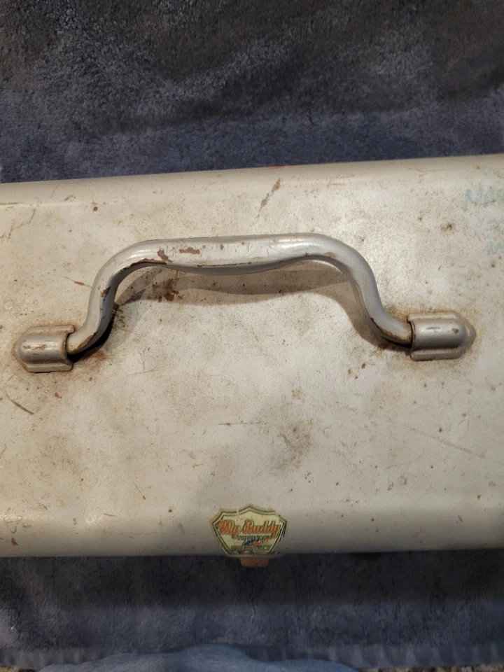 Caja de aparejos de acero My Buddy de colección con aparejos de colección y un par de señuelos Foto 3 de 4