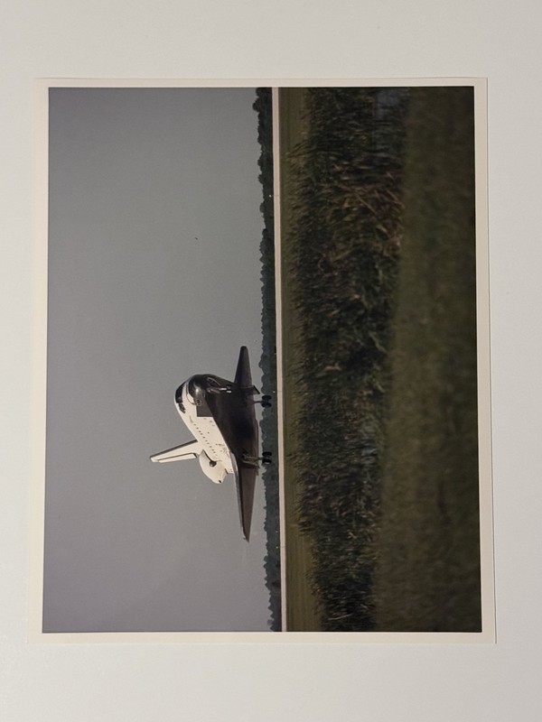NASA STS-56 Endeavour Lands At Kennedy After Nine-Day Mission Press Photo 3