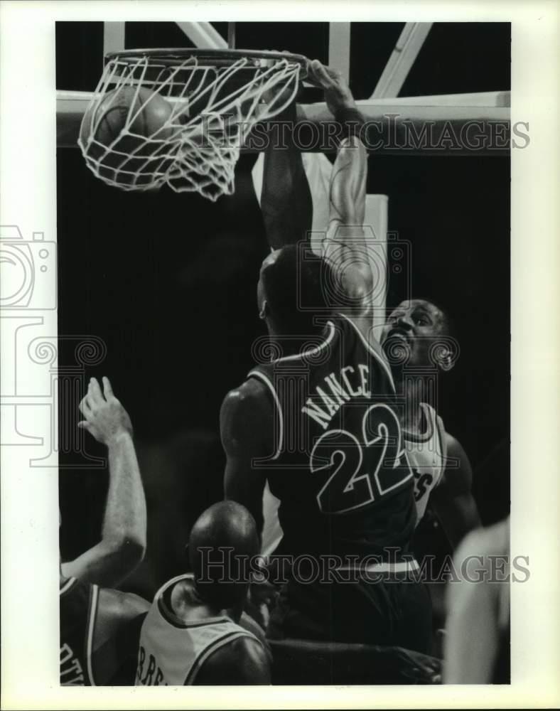 1991 Press Photo Rockets' Otis Thorpe slam dunks around Cavaliers' Larry Nance.
