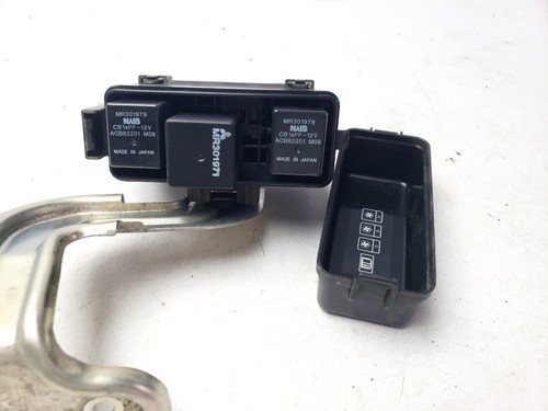 Mitsubishi Outlander MK3 2020 2.4 BENZIN HYBRID SICHERUNGSRELAISKASTEN MR301978