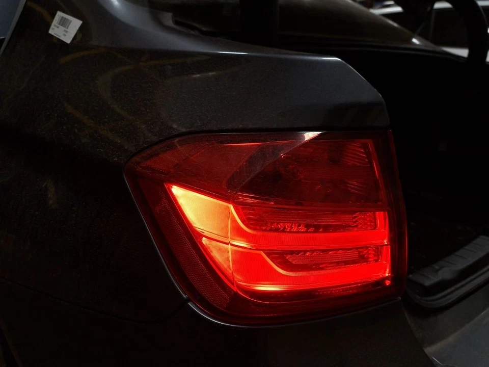 Lámpara trasera lateral izquierda del conductor 328i Sku #4296202 2015 Foto 2 de 4