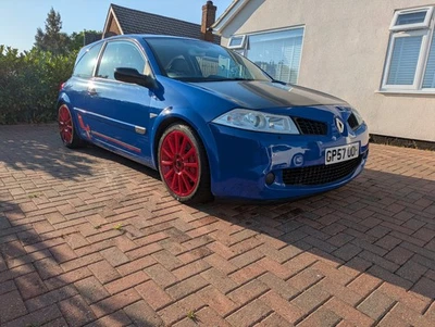 Renault Megane R26 (R) Team F1 - Image 1 of 4