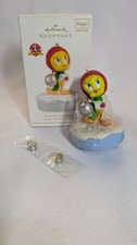 Tweety Looney Tunes SEASON'S TWEETINGS Hallmark Christmas Magic Sound Ornament
