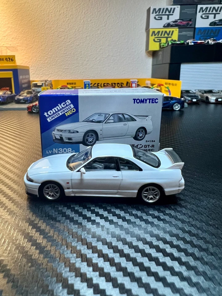 Tomica Limited Vintage Neo 1/64 Nissan GT-R R33 White V-Spec N1 wit Protector - Image 2 of 3