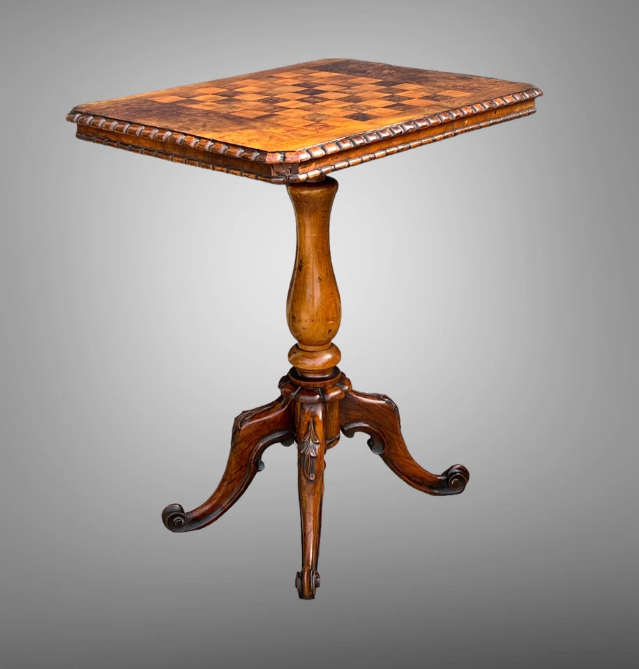 TABLE A JEUX ANCIENNE EN NOYER / DESSUS EN MARQUETERIE MONTÉE SUR PIED TRIPODE - Photo 3/4