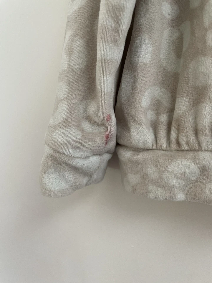 Camisa de manga larga de terciopelo súper suave con estampado de leopardo beige XS Cat & Jack para niños niñas Foto 3 de 4