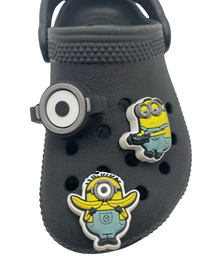 Zuecos sin cordones Crocs negros unisex con cinco dijes de 5 Minions talla C 9 NUEVO Foto 4 de 4