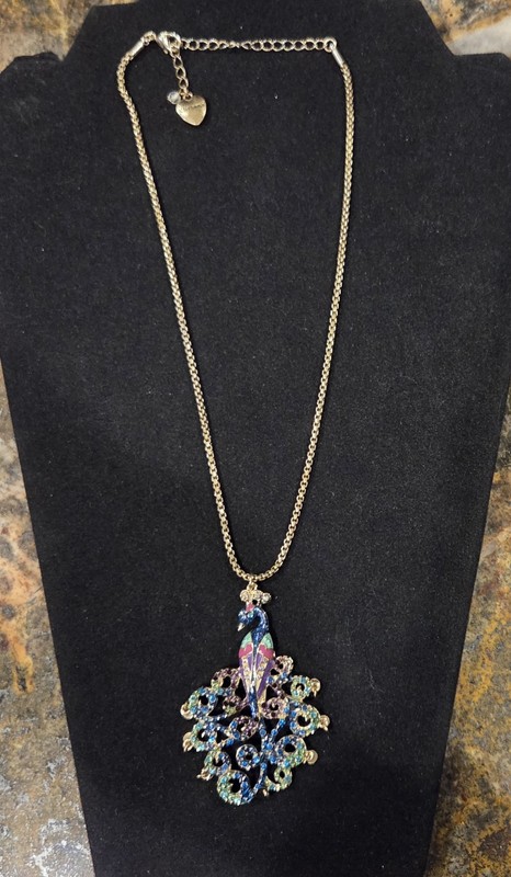 BETSEY JOHNSON Morocco Peacock Pendant Necklace Pre-owned Multi Crystals 
