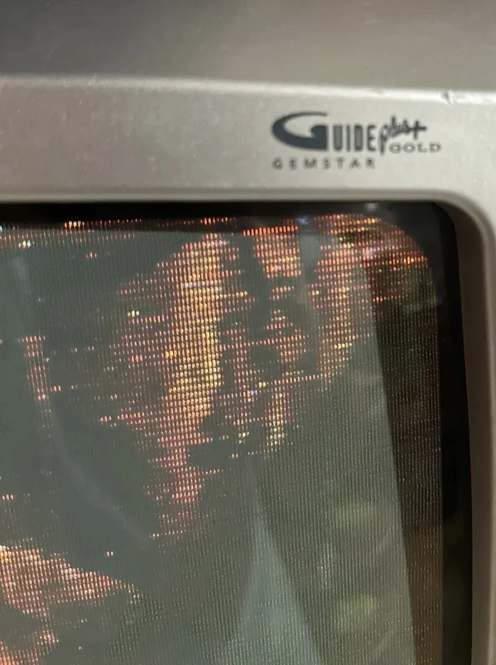 "TV retro para juegos RCA Guide plus dorado de 19"" CRT con puertos Av frontales modelo F19246" Foto 3 de 4