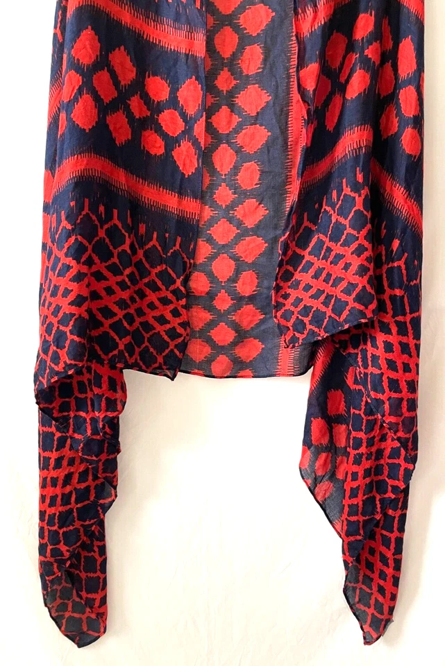 Bufanda oblonga azteca roja, azul marino Stella & Dot 37,5"x72" Foto 4 de 4