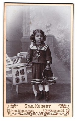 Fotografie Emil Kunert, Neu-Weissensee, Königschaussee 33, Mädchen mit Blumenko 