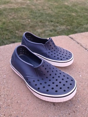 Native Miles Child slip on shoe Little Kids Size 9.  Navy & White