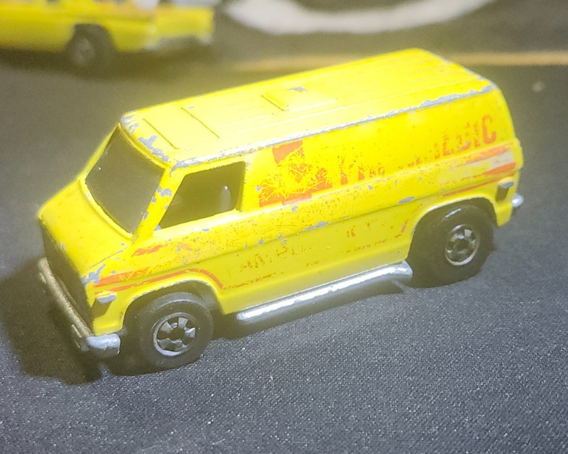 ORIGINAL / VINTAGE 1974 Hot Wheels Paramedic Ambulance Van - Yellow w/ Red  - HK