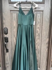 Windsor A-Line Emerald Green Prom Dress New With Tags Has Pockets