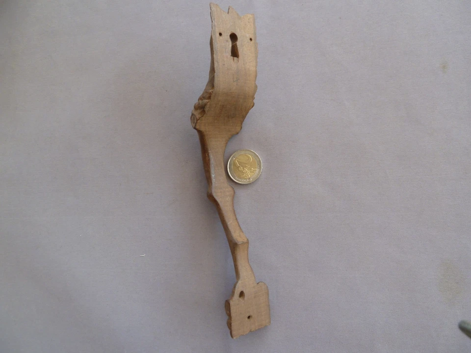 Art populaire, ancienne poignée avec cache serrure en bois sculpté - Photo 2/3
