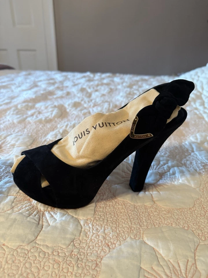 Salto alto Louis Vuitton camurça preta, tamanho 39/9 fabricado nos EUA na Itália - Imagem 4 de 4