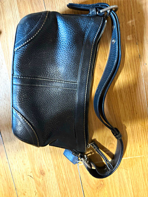 Coach Black Pebbled Shoulder Bag Zip Adjustable Strap Pockets Blue Lining