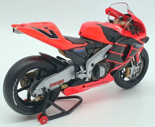 Minichamps 1/12 Scale 122 017946 - Honda RC211V 2001 Summer Test Bike V.Rossi - Picture 3 of 4
