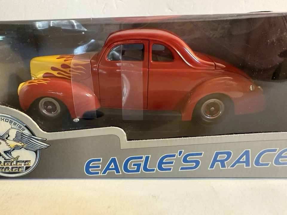 MODELO FUNDIDO UNIVERSAL HOBBIES EAGLE'S RACE 1940 FORD DELUXE COUPE ESCALA 1/18 - Imagem 2 de 4