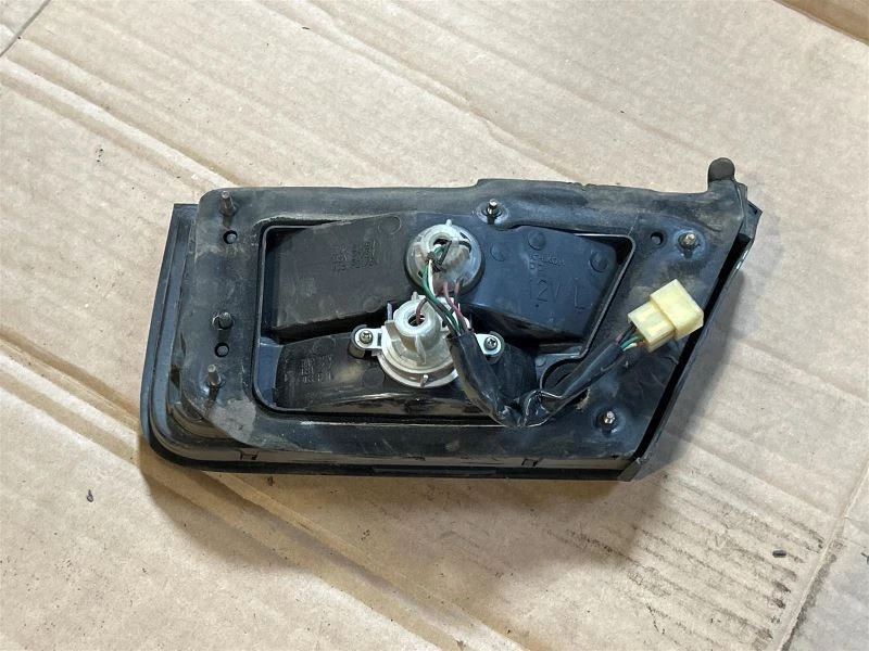 Luz trasera izquierda conductor a través de 1/92 interior se adapta a 92 MAZDA 929 568636 Foto 2 de 2