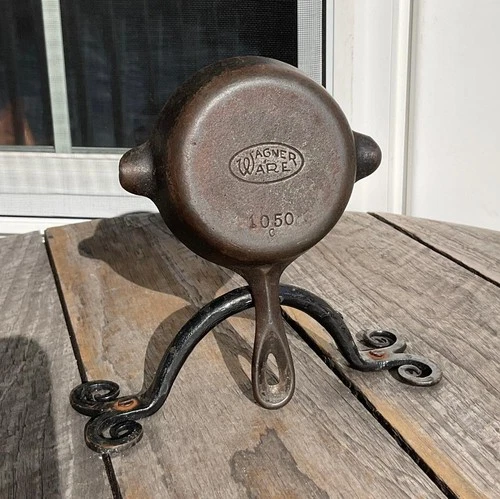 Vintage Wagner Ware Small Cast Iron Skillet Fry Pan 1050C Pour Spouts 3.75" D