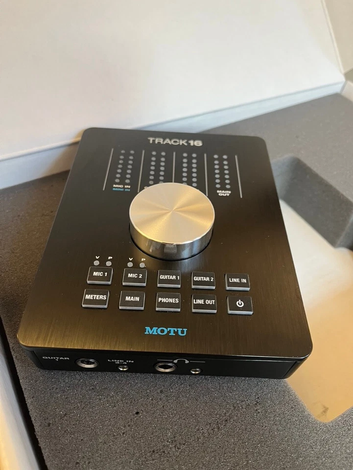 MOTU Track 16 Mikrofonvorverstärker, USB and Firewire hybrid audio interface - Bild 2 von 4