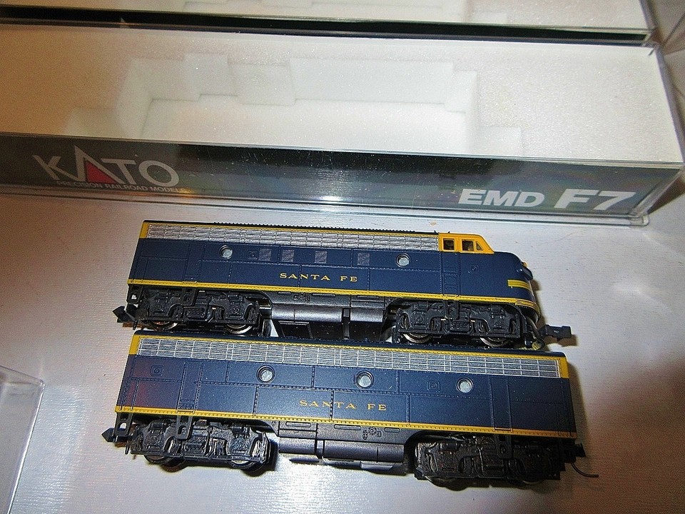 KATO N-SERIES F7 A+B SANTA FE LOCOMOTIVE SET | Live and Online Auctions